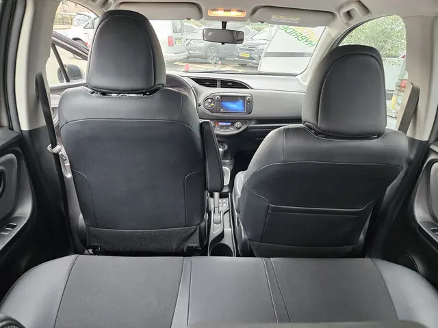 Toyota Yaris 1.5 Hybrid Dynamic 2015 Hybride Benzine 9