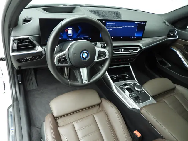 BMW 3 Serie Touring 330e 2024 Hybride Benzine 7