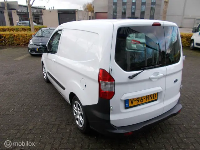 Ford Transit Courier 3