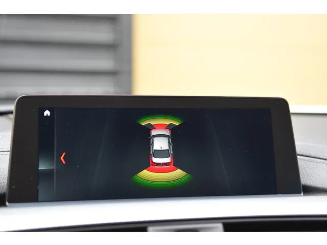 BMW 3 Serie 320i Executive 2018 Benzine 14