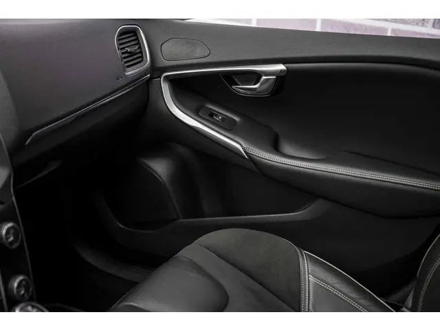 Volvo V40 1.5 T3 Polar+ Sport 2019 Benzine 32