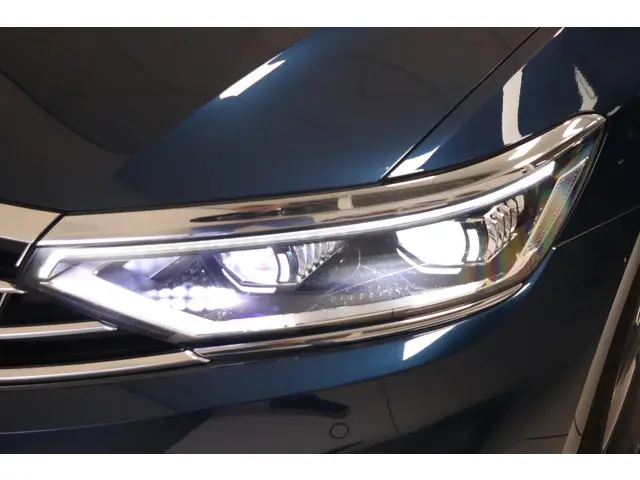Volkswagen Passat 1.5 TSI R-Line Business + 2022 Benzine 24