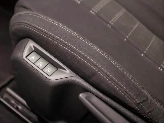 Peugeot 308 SW 1.2 PureTech Premium Sport 2015 Benzine 17