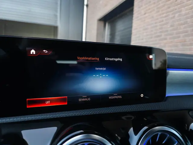 Mercedes-Benz A-Klasse 250e AMG 2020 Hybride Benzine 22