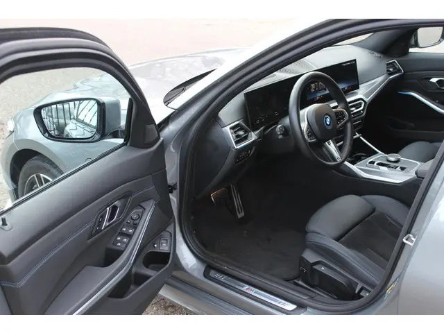 BMW 3 Serie Touring 320e M-Sport 2024 Hybride Benzine 14