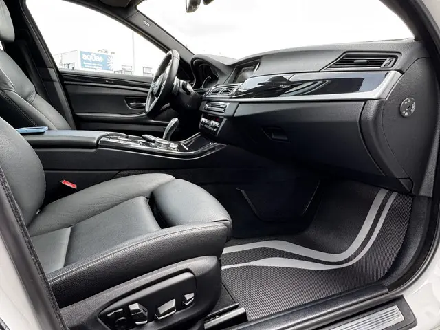 BMW 5 Serie Touring 520i High Executive 2015 Benzine 3