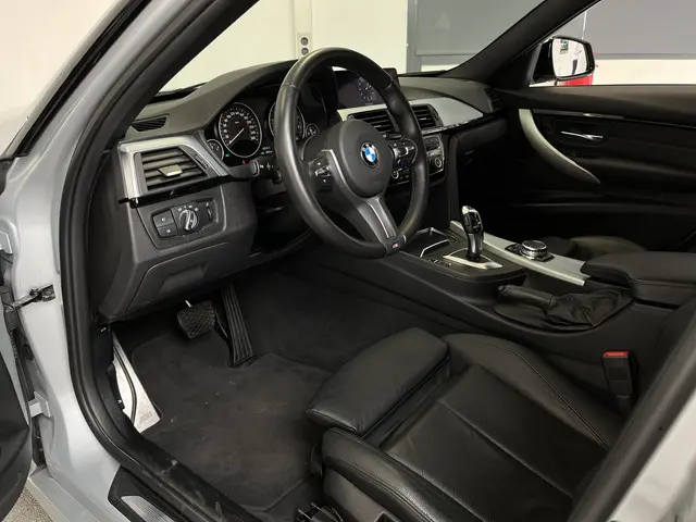 BMW 3 Serie Touring 320i M-sport 2017 Benzine 15