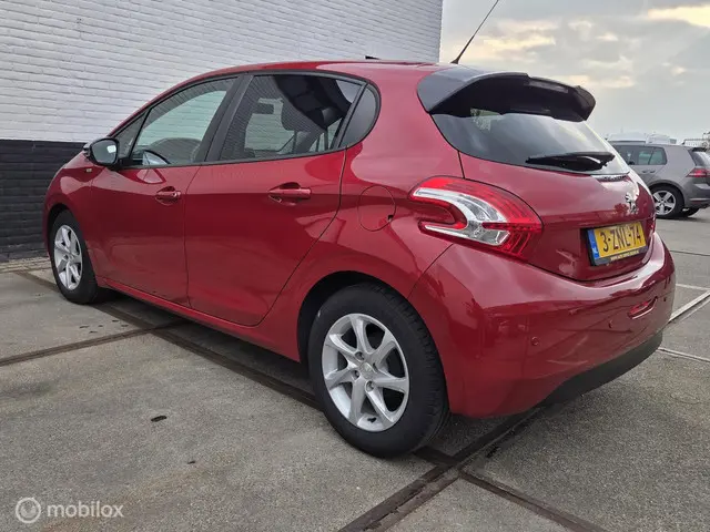 Peugeot 208 1.2 PureTech Style - Automaat - Nap - 2015 Benzine 6