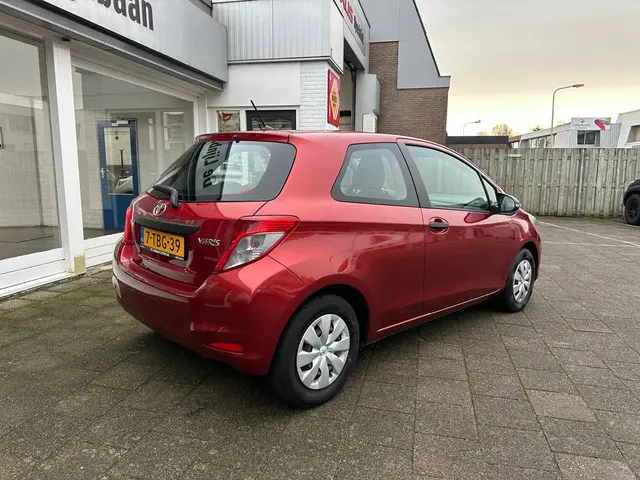 Toyota Yaris 1.0 VVT-i Comfort 2014 Benzine 8