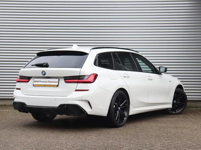 BMW 3 Serie Touring 320i 2021 Benzine 2