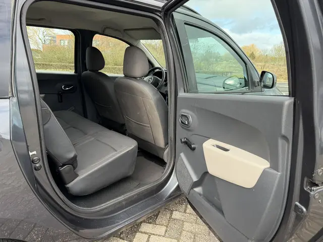 Dacia Lodgy 1.2 TCe Lauréate 5p. 2013 Benzine 19
