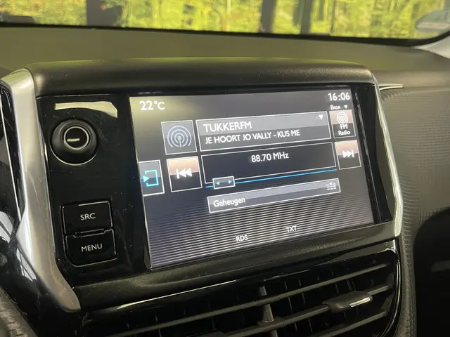 Peugeot 2008 1.2 PureTech Féline 2015 Benzine 12