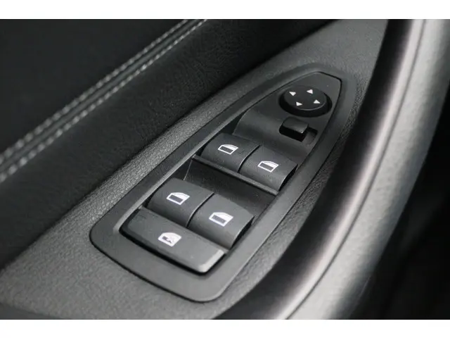 BMW X1 sDrive18i Centennial High Executive 2016 Benzine 28