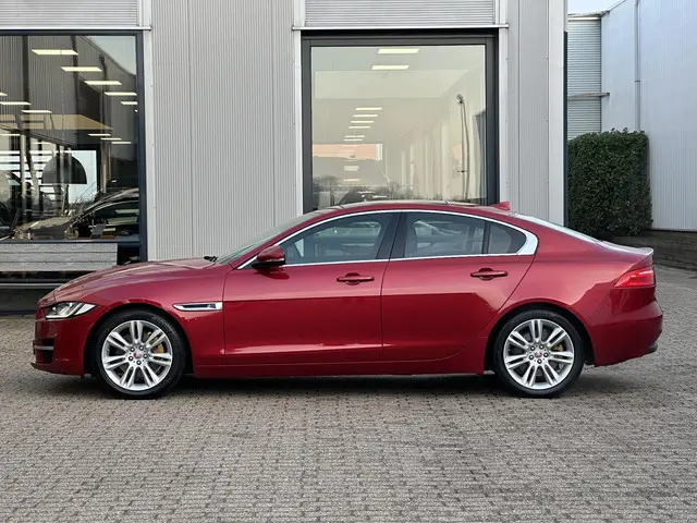 Jaguar XE 2.0 Portfolio 2015 Benzine 37