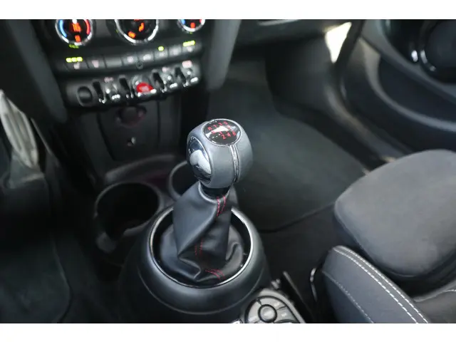 MINI 5-Deurs Cooper 2021 Benzine 15