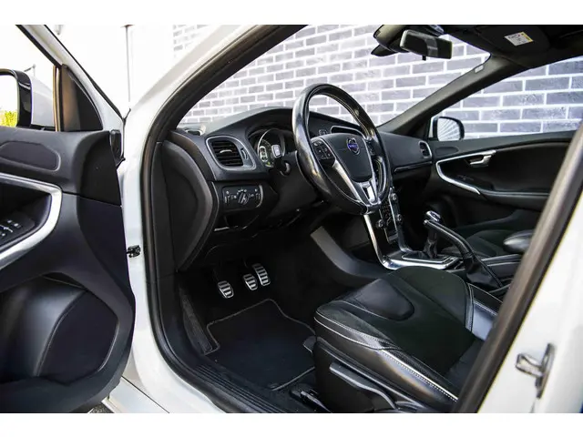 Volvo V40 1.6 T3 R-Design 2015 Benzine 17