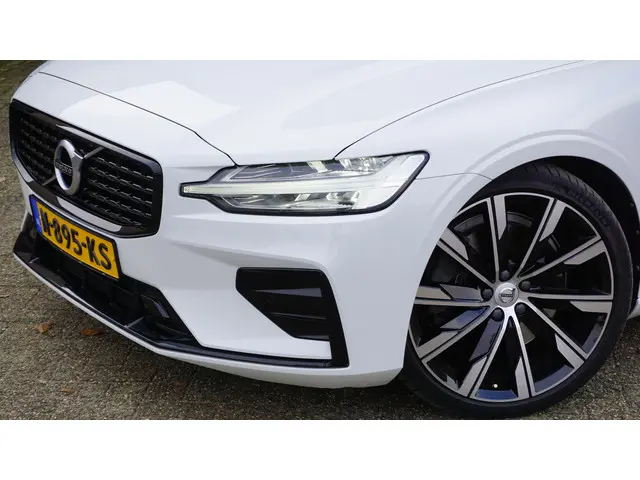 Volvo V60 2.0 T5 250pk R-Design 2019 Benzine 55