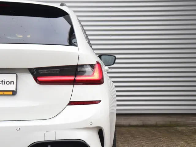 BMW 3 Serie Touring 320i 2021 Benzine 37