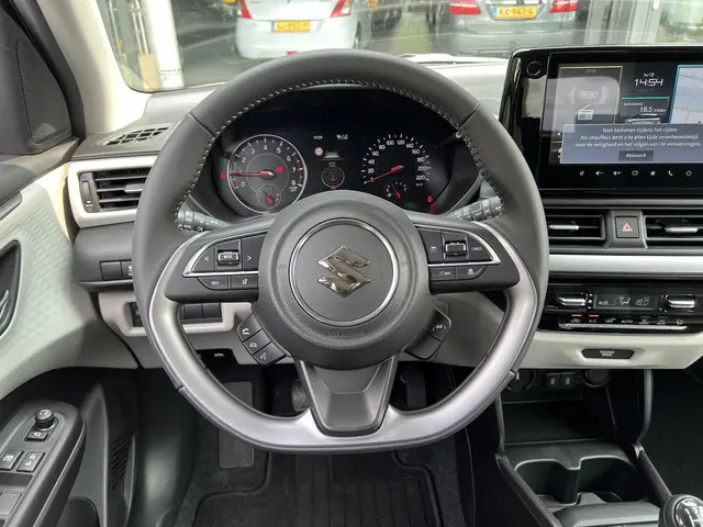 Suzuki Swift 1.2 Style Smart Hybrid 2024 Benzine 22