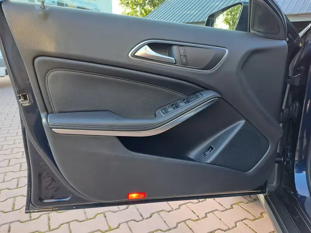 Mercedes-Benz GLA 180 Activity Edition 2017 Benzine 36