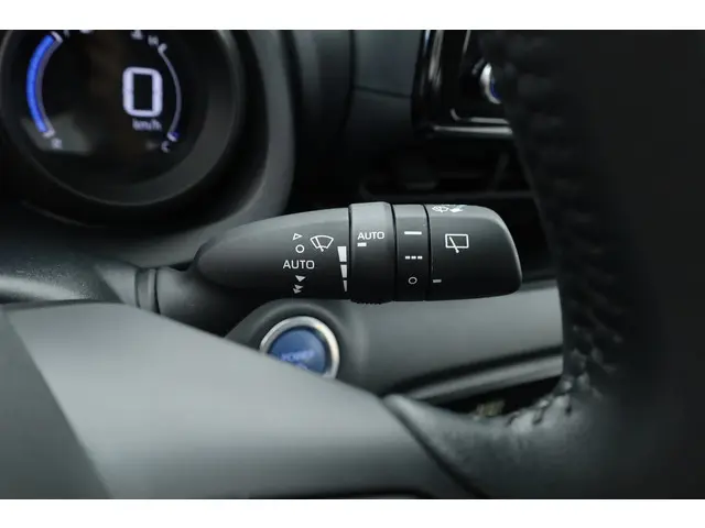 Toyota Yaris 1.5 Hybrid Dynamic 2023 Hybride Benzine 12