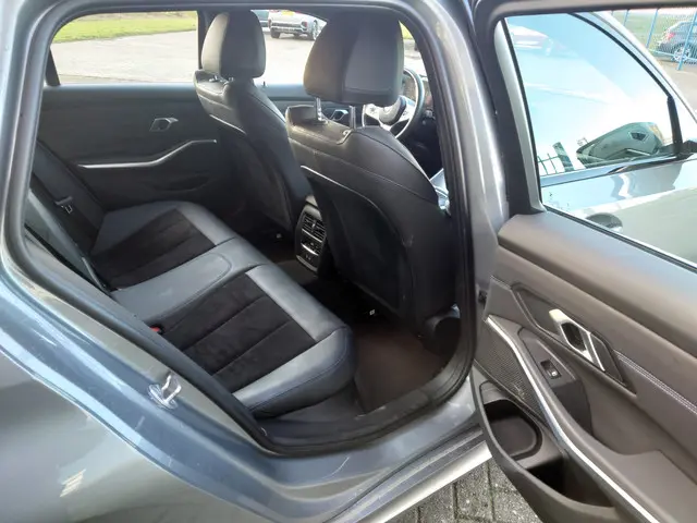 BMW 3 Serie Touring 320i 2023 Benzine 12