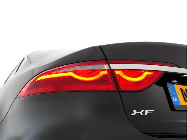 Jaguar XF 2.0 Portfolio 2017 Benzine 28
