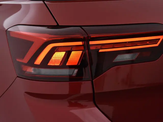 Volkswagen T-Roc 1.5 Tsi 150pk DSG R-Line 2024 Benzine 42