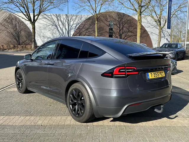 Tesla Model X 2