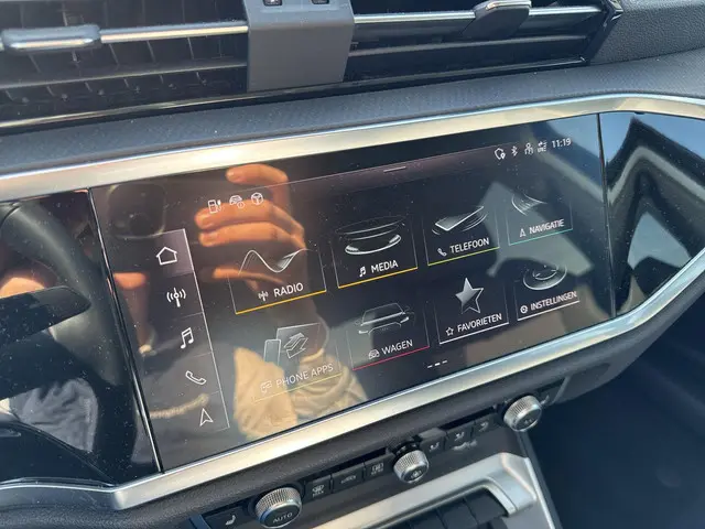 Audi Q3 45 TFSI e S edition 2024 Hybride Benzine 14