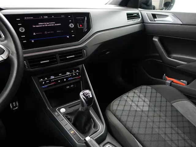 Volkswagen Taigo 1.0 TSI R-Line- 2023 Benzine 8