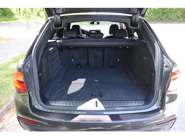 BMW 5 Serie Touring 530i High Executive 2020 Benzine 33