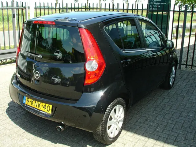 Opel Agila 1.2 Edition Style pakket,Airco 2013 Benzine 17