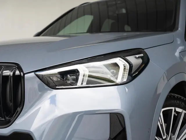 BMW X1 xDrive30e 2023 Hybride Benzine 12