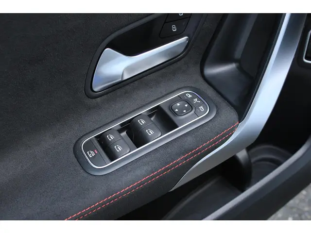 Mercedes-Benz A-Klasse 250 e AMG 2020 Hybride Benzine 27