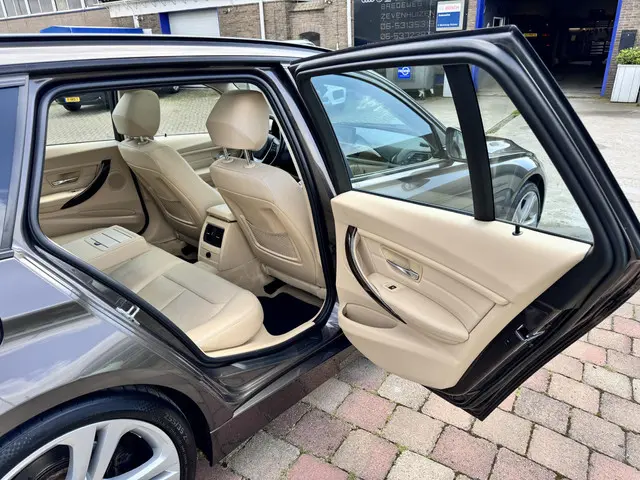 BMW 3 Serie Touring 328i High Executive 2014 Benzine 31