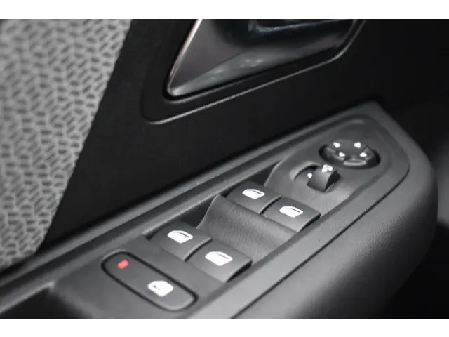 Citroën C4 Puretech 130 EAT8 Automaat Plus 2024 Benzine 19