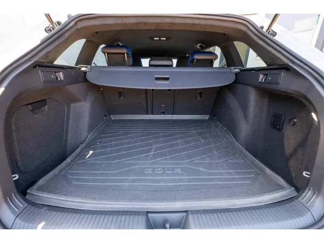 Volkswagen Golf Variant R | 322 PK | 2023 Benzine 14