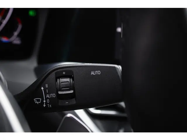 BMW 3 Serie 330i High Executive Edition 2019 Benzine 36