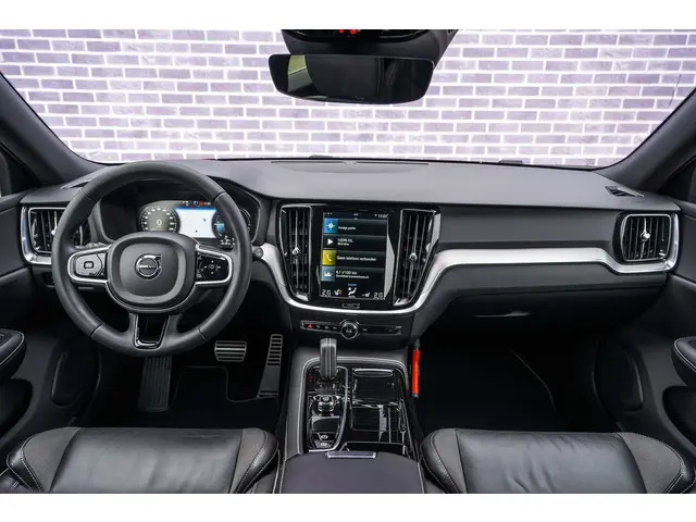 Volvo V60 T6 Recharge AWD R-Design 2022 Hybride Benzine 24