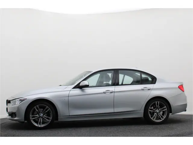 BMW 3 Serie 320i High Executive 2015 Benzine 8