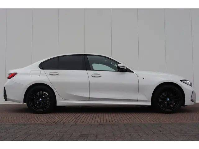 BMW 3 Serie 330e 2024 Hybride Benzine 4