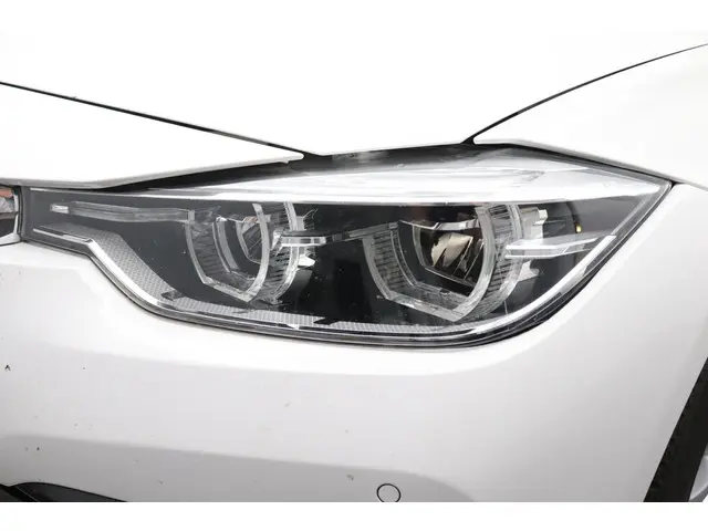 BMW 3 Serie Touring 320i Executive 2018 Benzine 42