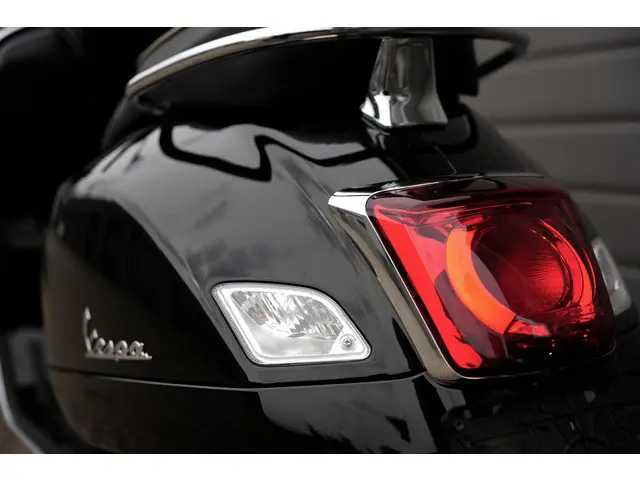 Vespa GTS 300 HPE 2022 Benzine 13