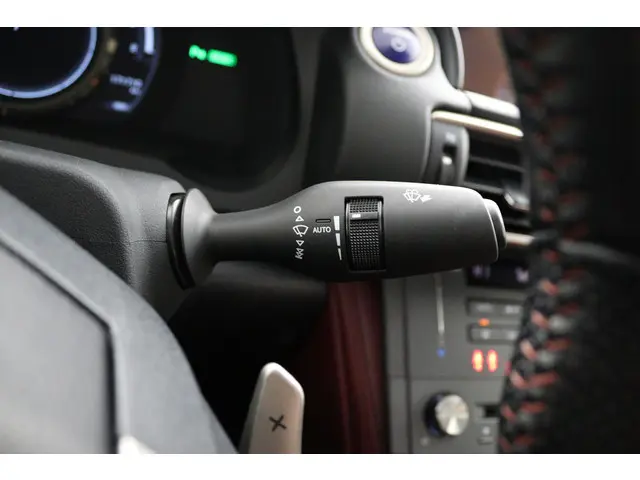 Lexus RC 300h F Sport Line 2016 Hybride Benzine 29