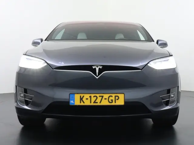 Tesla Model X 3