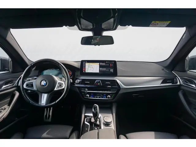 BMW 5 Serie Sedan 530i 2022 Benzine 16