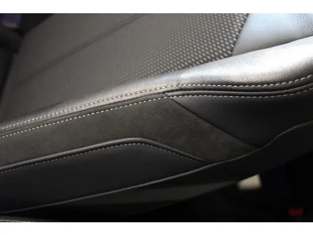 Audi Q3 35 TFSI S edition PANO | Sfeer 2023 Benzine 40