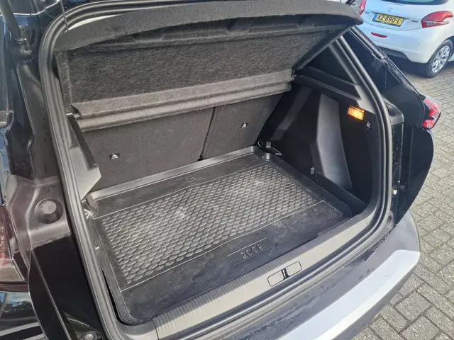 Peugeot 2008 1.2T 130pk Allure Pack 2022 Benzine 9