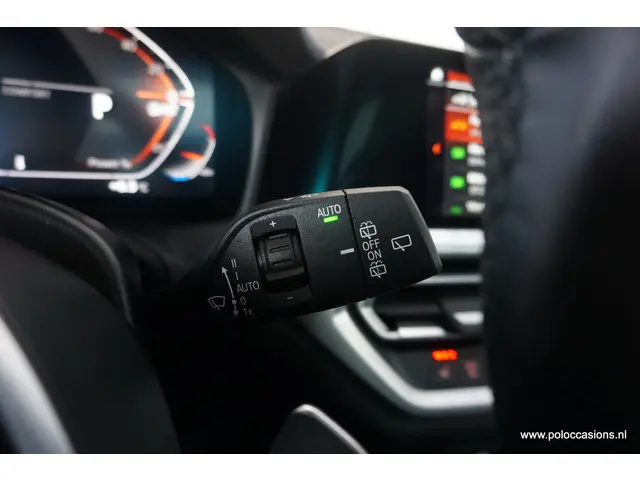 BMW 3 Serie Touring 318i 2020 Benzine 25